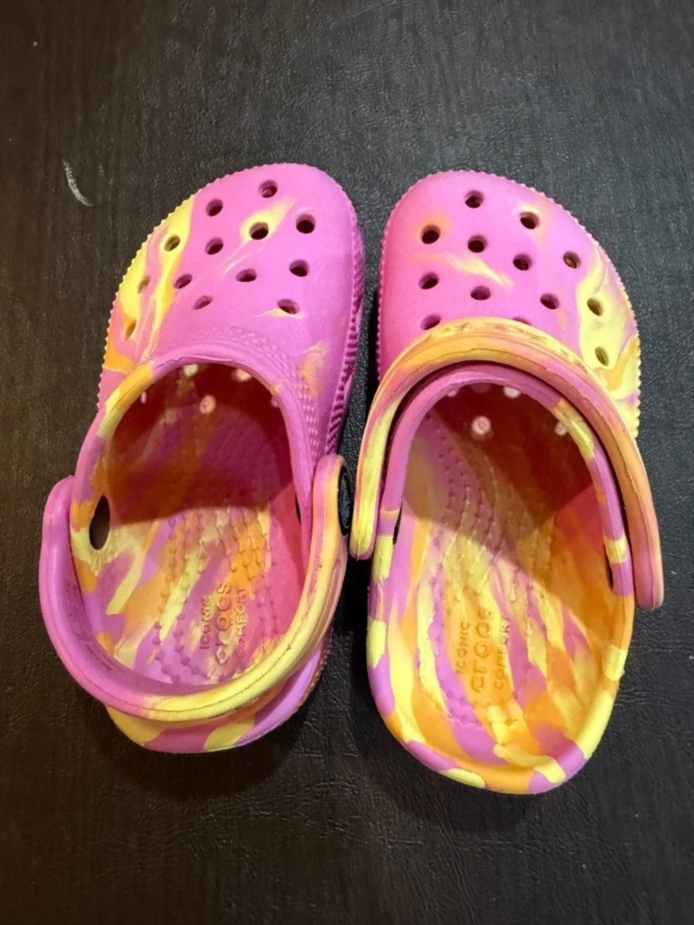 Crocs Classic Kids Pink & Yellow Marbled Tie-Dye Clog Sandals Sz 7